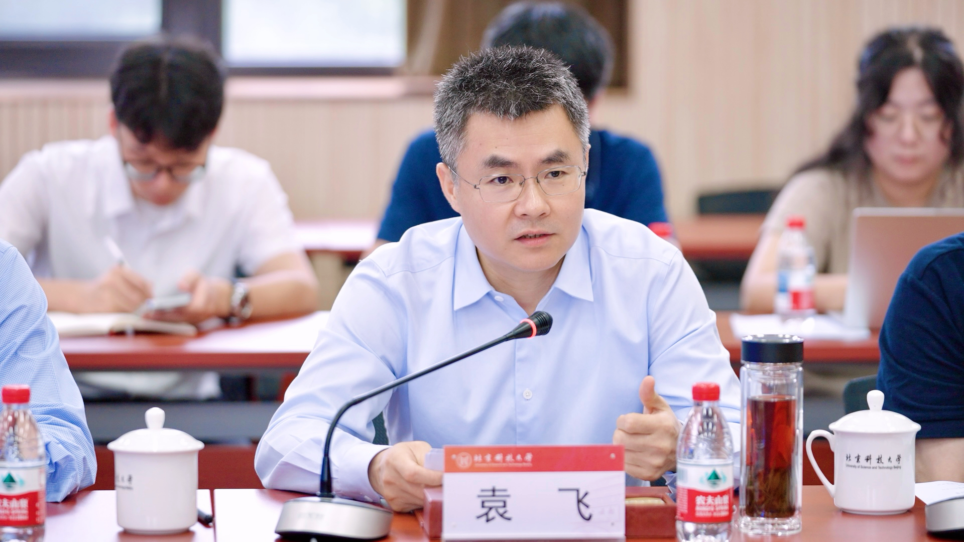 袁飞.jpg 袁飞.jpg